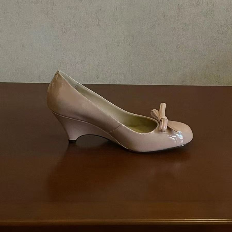 Pantofi cu platformă, vârf rotund, toc gros 6–8 cm, lansare vară 2025.