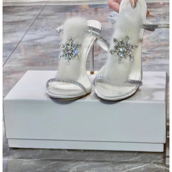 Sandale s jednim remenom, zaobljeni vrh prsta, gornji dio od poliestera, unutarnja podloga od sintetičke kože, štikle stileto iznad 8 cm