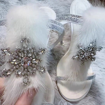 Sandale s jednim remenom, zaobljeni vrh prsta, gornji dio od poliestera, unutarnja podloga od sintetičke kože, štikle stileto iznad 8 cm