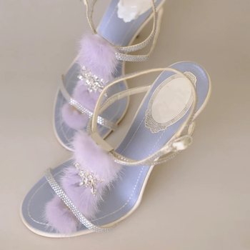 Sandale s jednim remenom, zaobljeni vrh prsta, gornji dio od poliestera, unutarnja podloga od sintetičke kože, štikle stileto iznad 8 cm