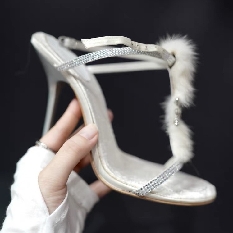 Sandale s jednim remenom, zaobljeni vrh prsta, gornji dio od poliestera, unutarnja podloga od sintetičke kože, štikle stileto iznad 8 cm