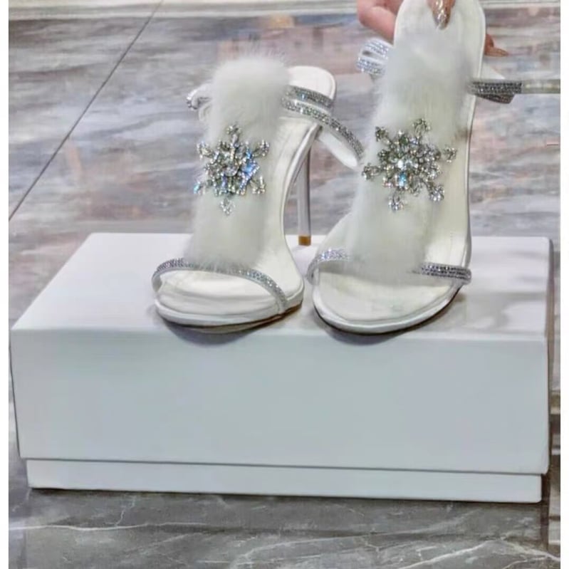 Sandale s jednim remenom, zaobljeni vrh prsta, gornji dio od poliestera, unutarnja podloga od sintetičke kože, štikle stileto iznad 8 cm