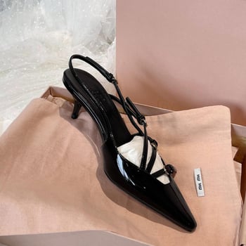 Sandale s kapom na prstima i stražnjim remenom; lakirana koža na gornjem dijelu s mašnicom; oštar vrh; uska peta 6–8 cm