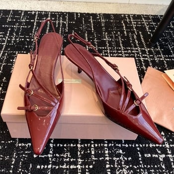 Sandale s kapom na prstima i stražnjim remenom; lakirana koža na gornjem dijelu s mašnicom; oštar vrh; uska peta 6–8 cm