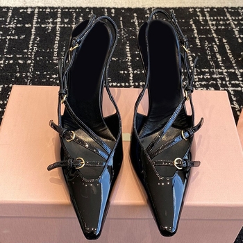 Sandale s kapom na prstima i stražnjim remenom; lakirana koža na gornjem dijelu s mašnicom; oštar vrh; uska peta 6–8 cm