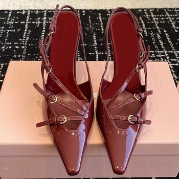 Sandale s kapom na prstima i stražnjim remenom; lakirana koža na gornjem dijelu s mašnicom; oštar vrh; uska peta 6–8 cm