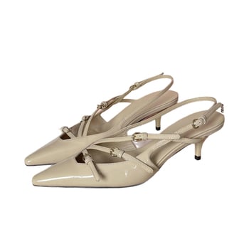 Sandale s kapom na prstima i stražnjim remenom; lakirana koža na gornjem dijelu s mašnicom; oštar vrh; uska peta 6–8 cm