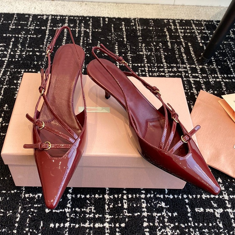 Sandale s kapom na prstima i stražnjim remenom; lakirana koža na gornjem dijelu s mašnicom; oštar vrh; uska peta 6–8 cm