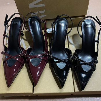 Sandale cu cataramă încrucișată și vârf ascuțit, din piele de vițel, curele, talpă din cauciuc, toc înalt și subțire (6–8 cm)