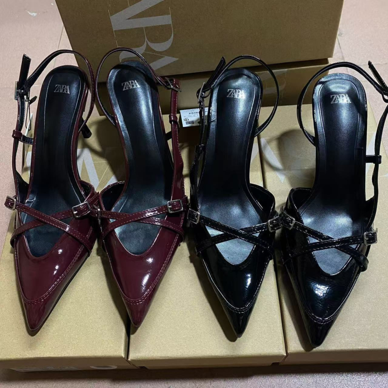 Sandale cu cataramă încrucișată și vârf ascuțit, din piele de vițel, curele, talpă din cauciuc, toc înalt și subțire (6–8 cm)