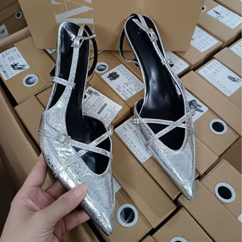 Sandale cu cataramă încrucișată și vârf ascuțit, din piele de vițel, curele, talpă din cauciuc, toc înalt și subțire (6–8 cm)