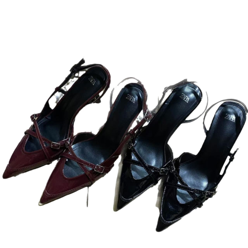 Sandale cu cataramă încrucișată și vârf ascuțit, din piele de vițel, curele, talpă din cauciuc, toc înalt și subțire (6–8 cm)