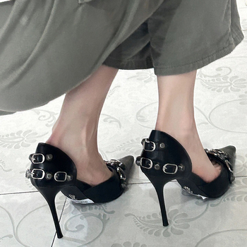 Pantofi dama cu toc stiletto, vârf ascuțit, cataramă și știfturi, stil punk, decupaj