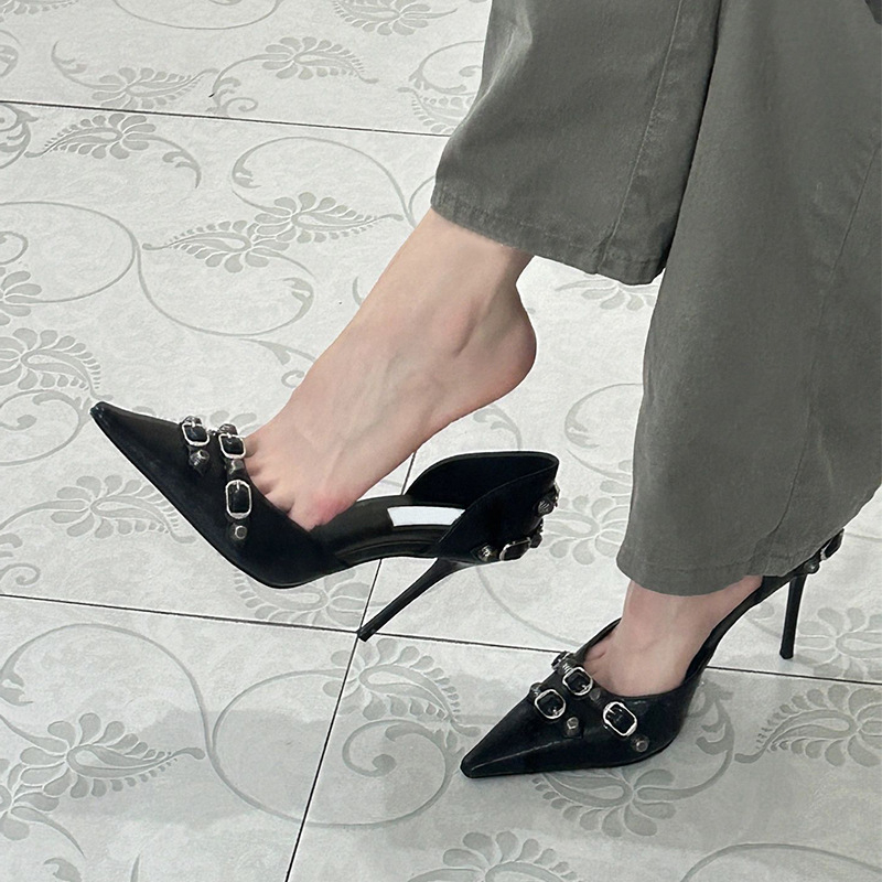 Pantofi dama cu toc stiletto, vârf ascuțit, cataramă și știfturi, stil punk, decupaj