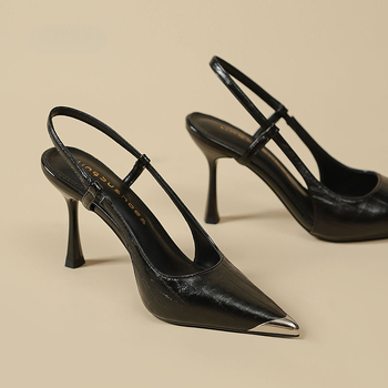 Sandale cu un singur curea, partea superioară din fibră super, vârf ascuțit, toc subțire, înălțime toc 6–8 cm