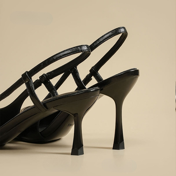 Sandale cu un singur curea, partea superioară din fibră super, vârf ascuțit, toc subțire, înălțime toc 6–8 cm