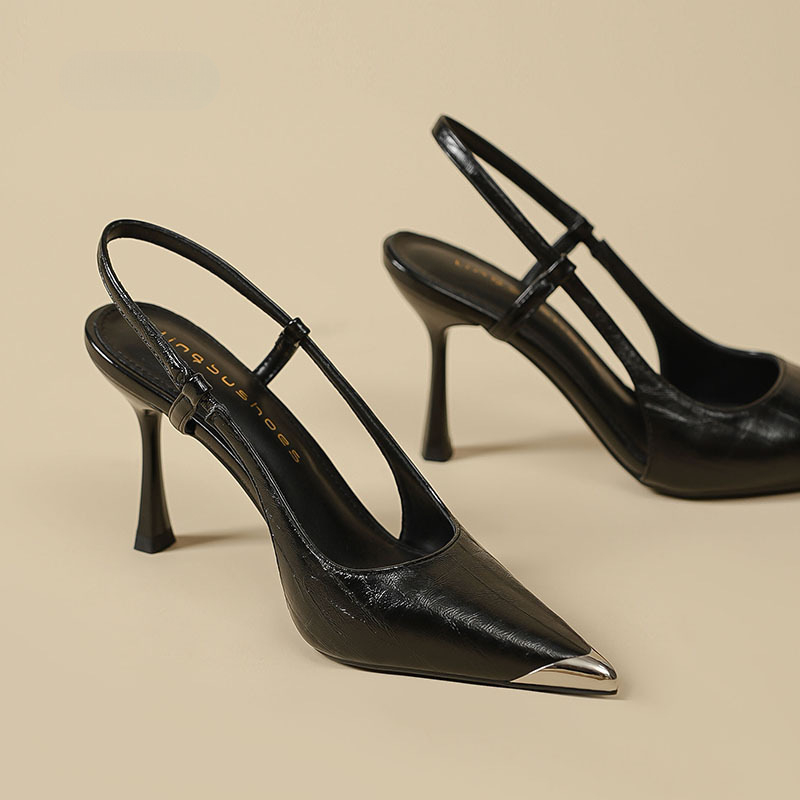 Sandale cu un singur curea, partea superioară din fibră super, vârf ascuțit, toc subțire, înălțime toc 6–8 cm