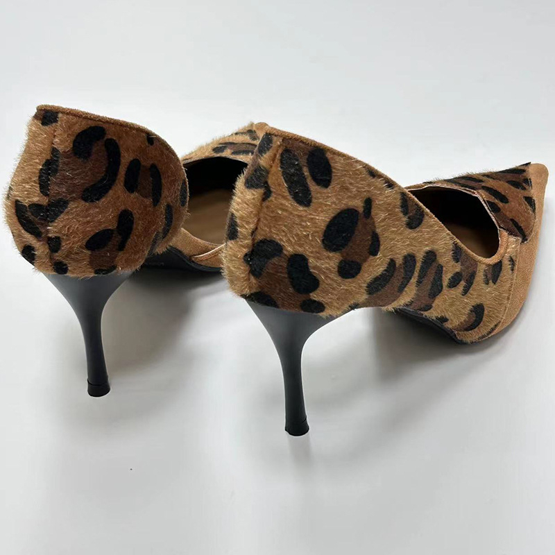 Ženske štikle s leopard uzorkom i špicastim vrhom (gornji dio od mikrovlakana, podstava od mikrovlakana, potplat od gume, proljeće 2024)