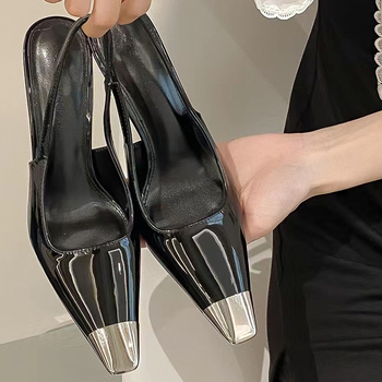 Πέδιλα με ανοιχτή πλάτη, τετράγωνη μύτη, λεπτό τακούνι 6–8 εκ, σόλα από καουτσούκ, εσωτερικό από μικροΐνες