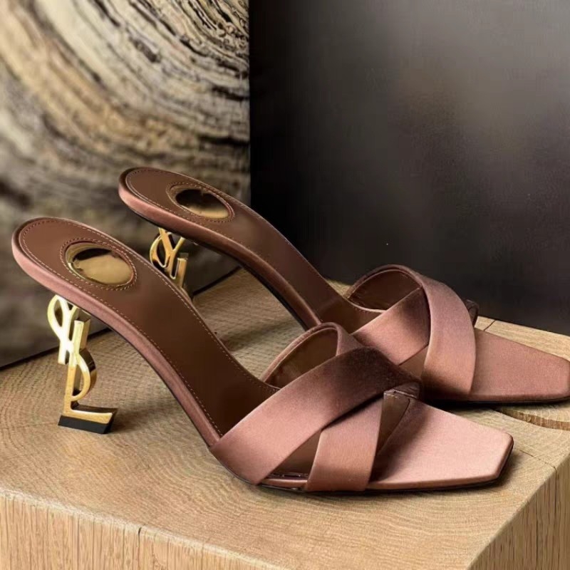 Krustoti siksnu sandales ar atvērtu purnu, satīna augšdaļa, kvadrātveida purns, gumijas zole, iekšējais materiāls: super šķiedra, pavasaris 2025