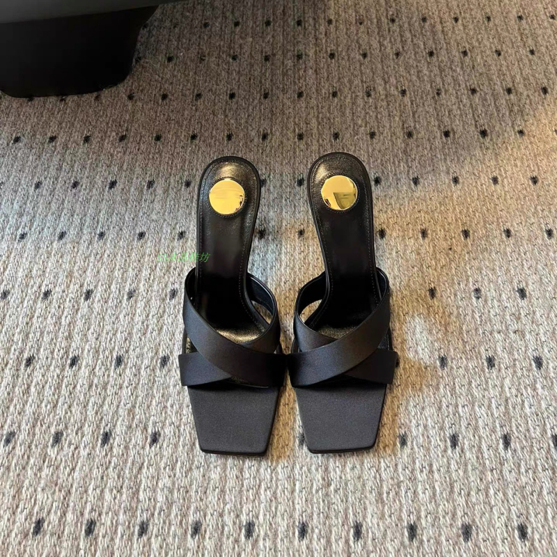 Krustoti siksnu sandales ar atvērtu purnu, satīna augšdaļa, kvadrātveida purns, gumijas zole, iekšējais materiāls: super šķiedra, pavasaris 2025