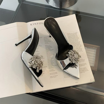 Sandale de damă cu vârf ascuțit și rhinestones, curea cu o singură bandă, toc subțire, degete la vedere; partea superioară și interiorul din Super Fiber; talpă din cauciuc; Primăvara 2025