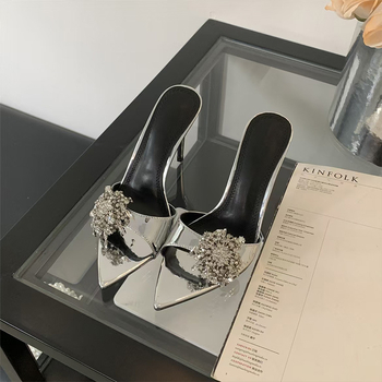 Sandale de damă cu vârf ascuțit și rhinestones, curea cu o singură bandă, toc subțire, degete la vedere; partea superioară și interiorul din Super Fiber; talpă din cauciuc; Primăvara 2025