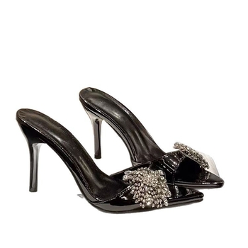 Sandale de damă cu vârf ascuțit și rhinestones, curea cu o singură bandă, toc subțire, degete la vedere; partea superioară și interiorul din Super Fiber; talpă din cauciuc; Primăvara 2025