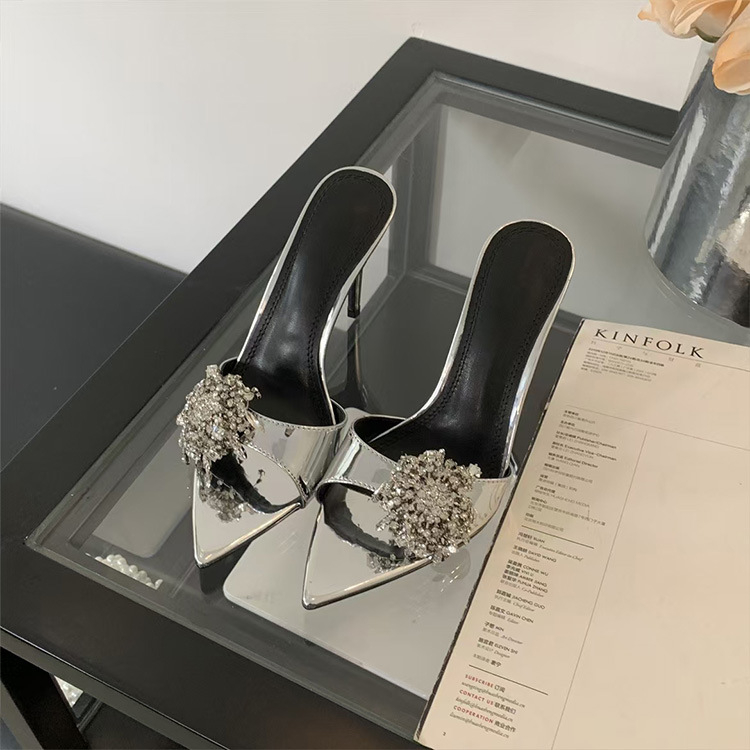 Sandale de damă cu vârf ascuțit și rhinestones, curea cu o singură bandă, toc subțire, degete la vedere; partea superioară și interiorul din Super Fiber; talpă din cauciuc; Primăvara 2025