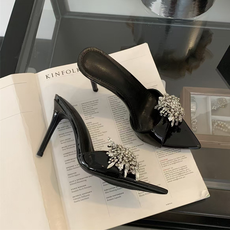 Sandale de damă cu vârf ascuțit și rhinestones, curea cu o singură bandă, toc subțire, degete la vedere; partea superioară și interiorul din Super Fiber; talpă din cauciuc; Primăvara 2025