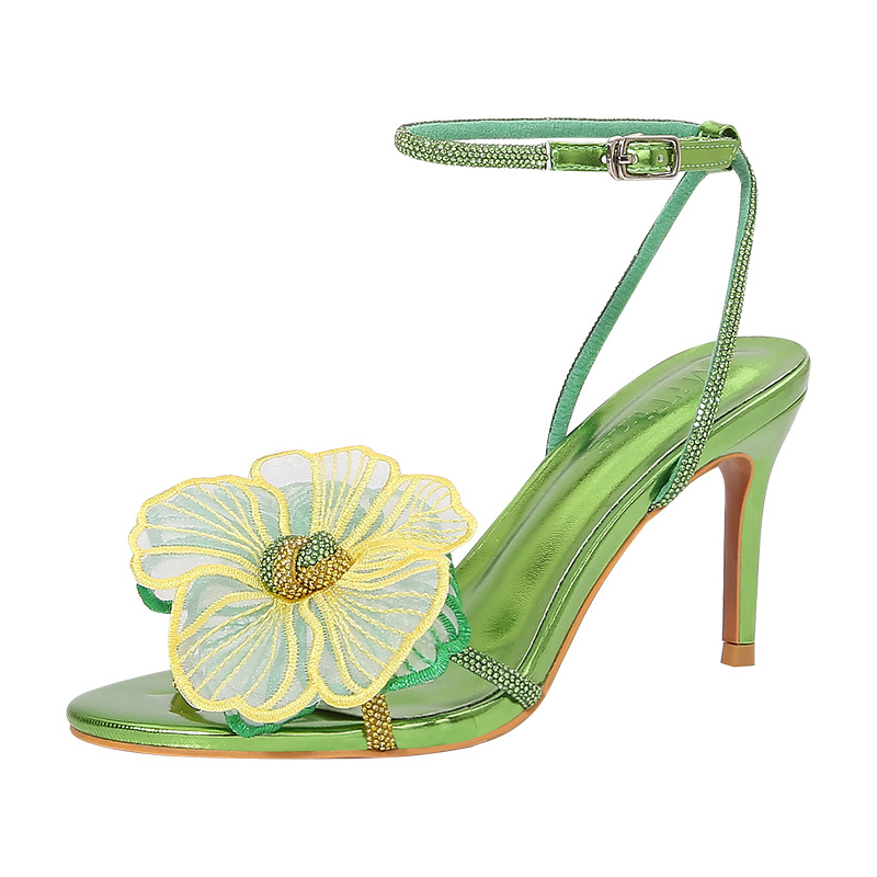 Rimske sandale s kristalima i izvezenim cvijetom, gornji dio od mikrovlakana, gumena potplata, kopča s jednim remenom