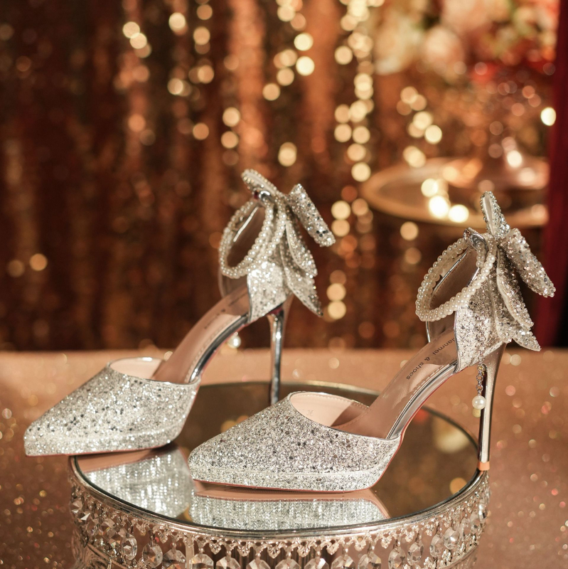 Ženske visoke potpetice s oštrim vrhom, blistav gornji dio, mašna s perlnom lancem, štikla stileto, seksi stil