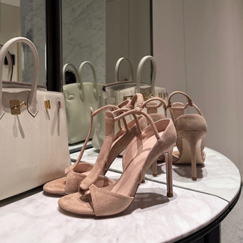 Rímske sandále s matným vrchným dielom, zaoblená špička, gumová podrážka, vnútorný materiál: super vlákno, leto 2025