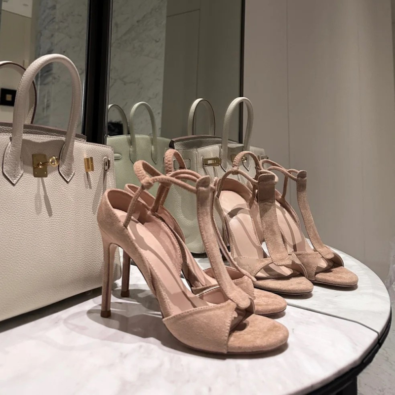 Rímske sandále s matným vrchným dielom, zaoblená špička, gumová podrážka, vnútorný materiál: super vlákno, leto 2025