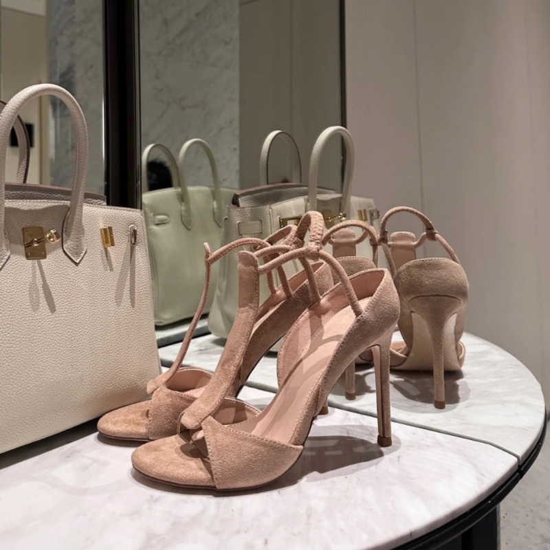 Rímske sandále s matným vrchným dielom, zaoblená špička, gumová podrážka, vnútorný materiál: super vlákno, leto 2025