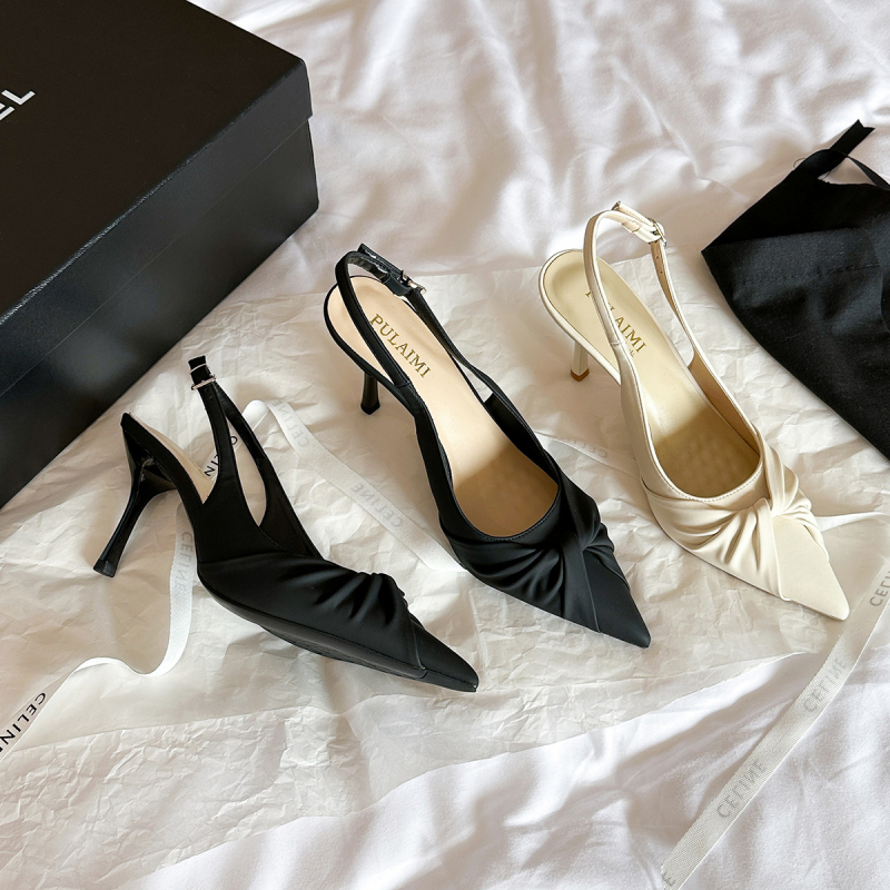 Otvorene stražnje sandale s oštrim vrhom, kopčom s kaišem, tanak potpet 6–8 cm, gornji dio od mikrovlakana, ulošak od prave kože, gumeni potplat