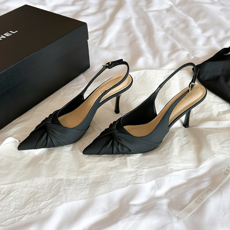 Otvorene stražnje sandale s oštrim vrhom, kopčom s kaišem, tanak potpet 6–8 cm, gornji dio od mikrovlakana, ulošak od prave kože, gumeni potplat