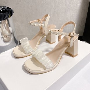 Sandale s jednim remenom, debelim petom, kvadratnim vrhom, kopčom, gumom potplatom