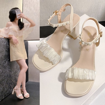 Sandale s jednim remenom, debelim petom, kvadratnim vrhom, kopčom, gumom potplatom