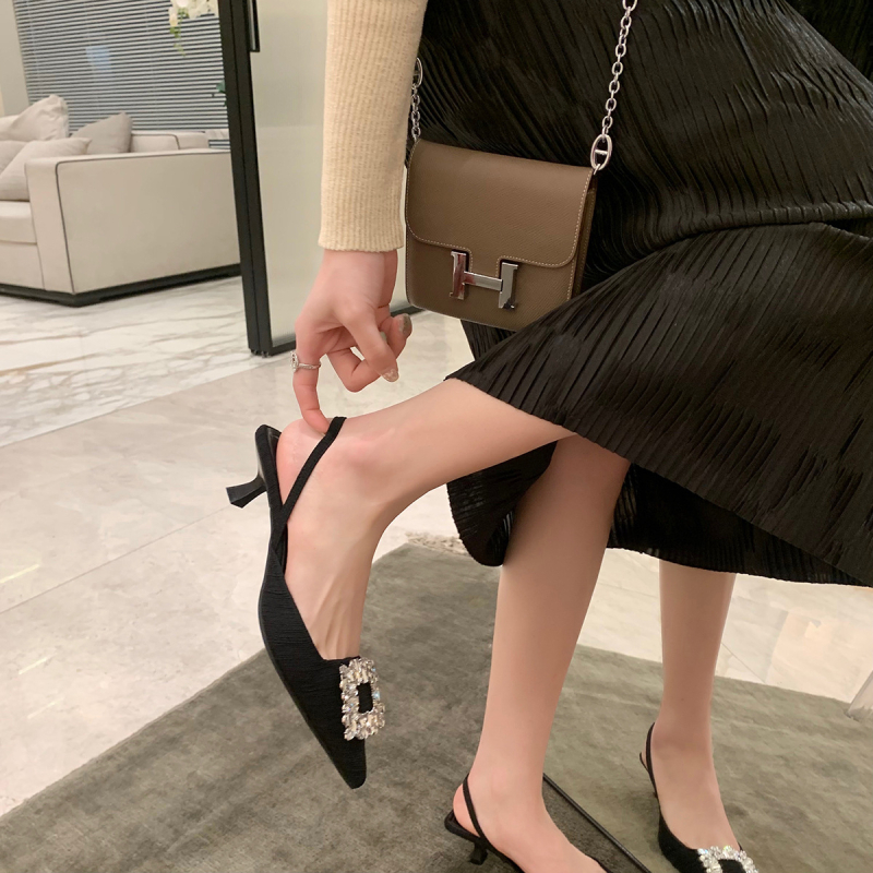 Sandale s remenom i kvadratnom kristalom kopčom, oštar vrh, otvorena peta, stražnje vezanje, visoke potpetice 6-8 cm