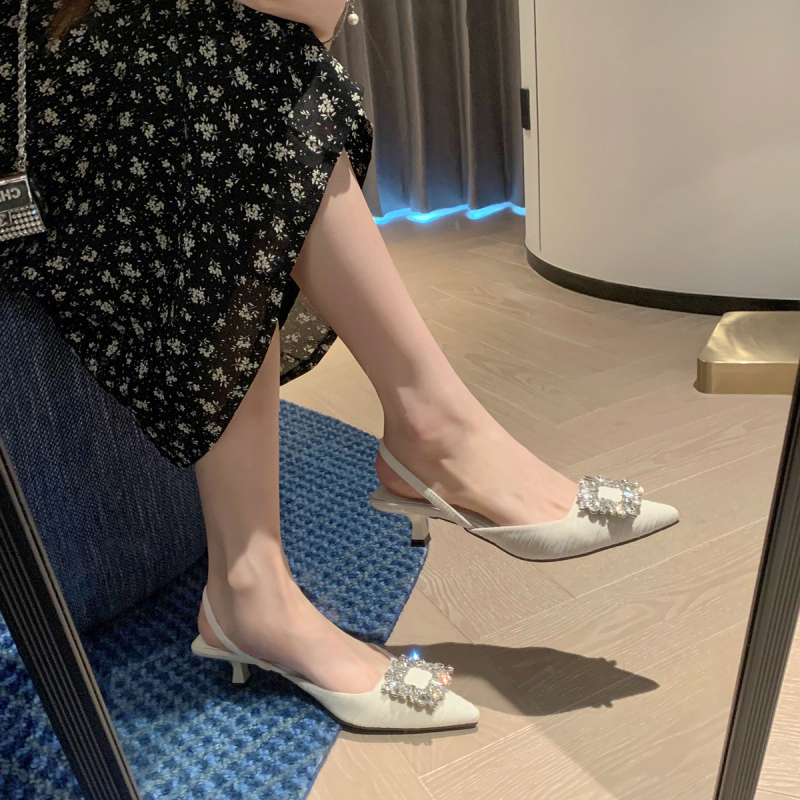 Sandale s remenom i kvadratnom kristalom kopčom, oštar vrh, otvorena peta, stražnje vezanje, visoke potpetice 6-8 cm