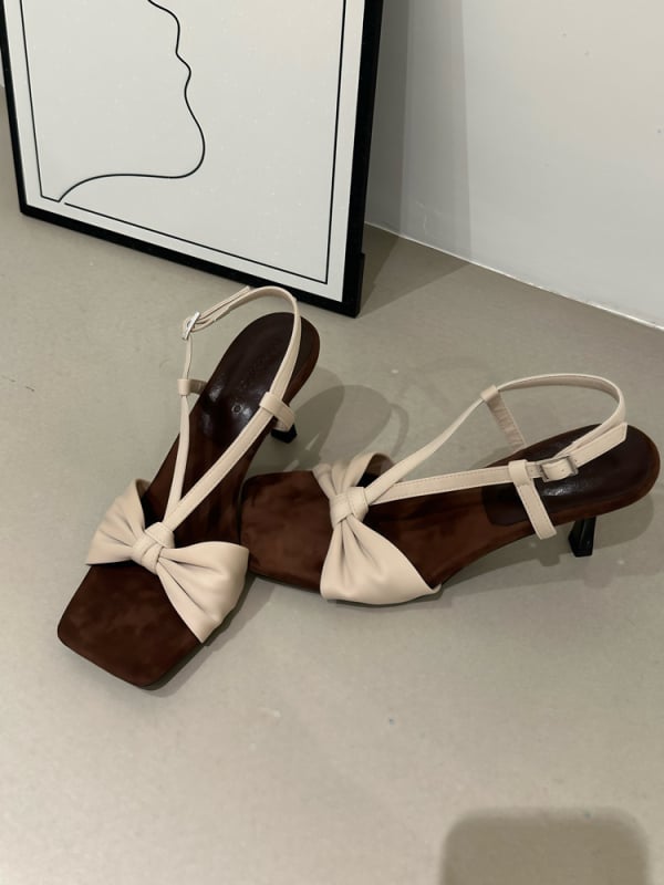 Satīna augšdaļa, vienai siksniņai, kvadrātveida purns, plāns papēdis 6–8 cm