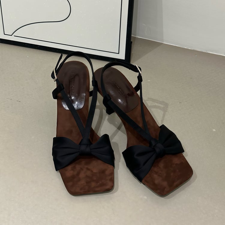 Satīna augšdaļa, vienai siksniņai, kvadrātveida purns, plāns papēdis 6–8 cm