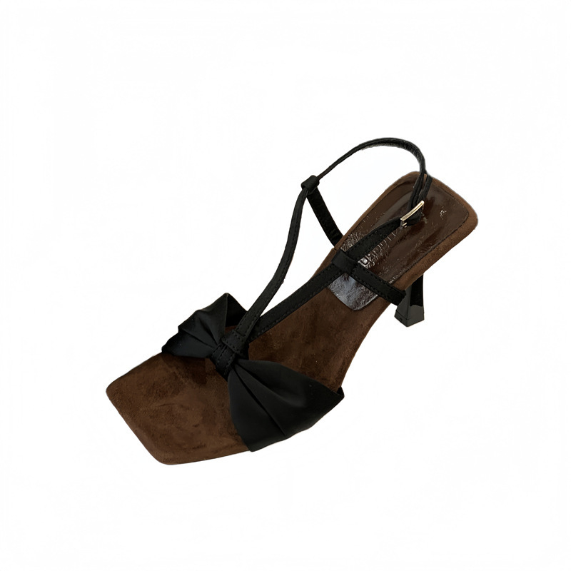 Satīna augšdaļa, vienai siksniņai, kvadrātveida purns, plāns papēdis 6–8 cm