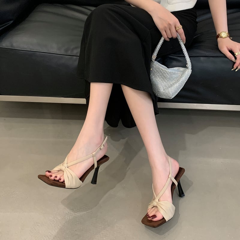 Satīna augšdaļa, vienai siksniņai, kvadrātveida purns, plāns papēdis 6–8 cm