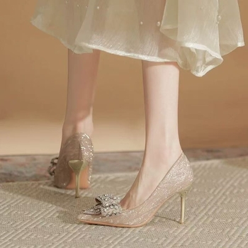 Sieviešu augstpapēžu kurpes ar rhinestone dekoru un spīdīgu lenti, smails purns, plāns papēdis 6–8 cm, PU augšdaļa, gumijas zole, kāzu kurpes