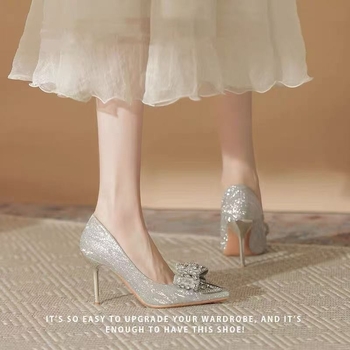 Sieviešu augstpapēžu kurpes ar rhinestone dekoru un spīdīgu lenti, smails purns, plāns papēdis 6–8 cm, PU augšdaļa, gumijas zole, kāzu kurpes