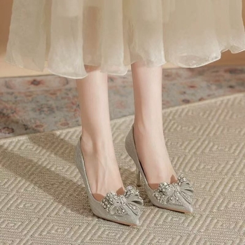 Sieviešu augstpapēžu kurpes ar rhinestone dekoru un spīdīgu lenti, smails purns, plāns papēdis 6–8 cm, PU augšdaļa, gumijas zole, kāzu kurpes