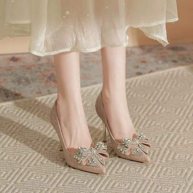 Sieviešu augstpapēžu kurpes ar rhinestone dekoru un spīdīgu lenti, smails purns, plāns papēdis 6–8 cm, PU augšdaļa, gumijas zole, kāzu kurpes