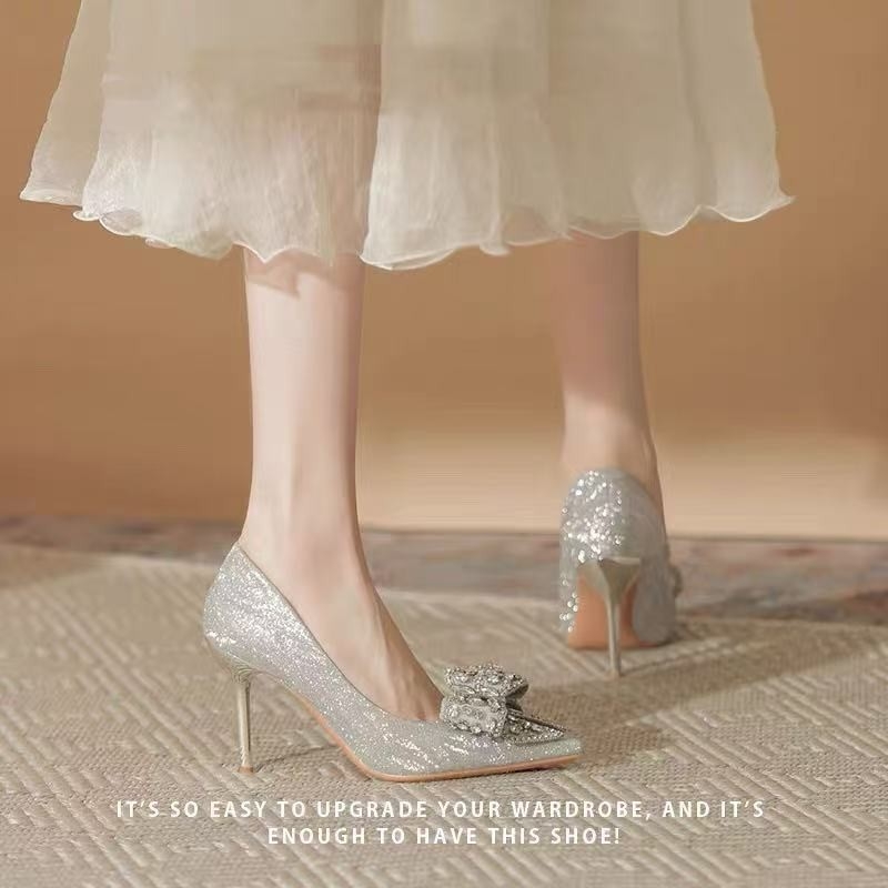 Sieviešu augstpapēžu kurpes ar rhinestone dekoru un spīdīgu lenti, smails purns, plāns papēdis 6–8 cm, PU augšdaļa, gumijas zole, kāzu kurpes